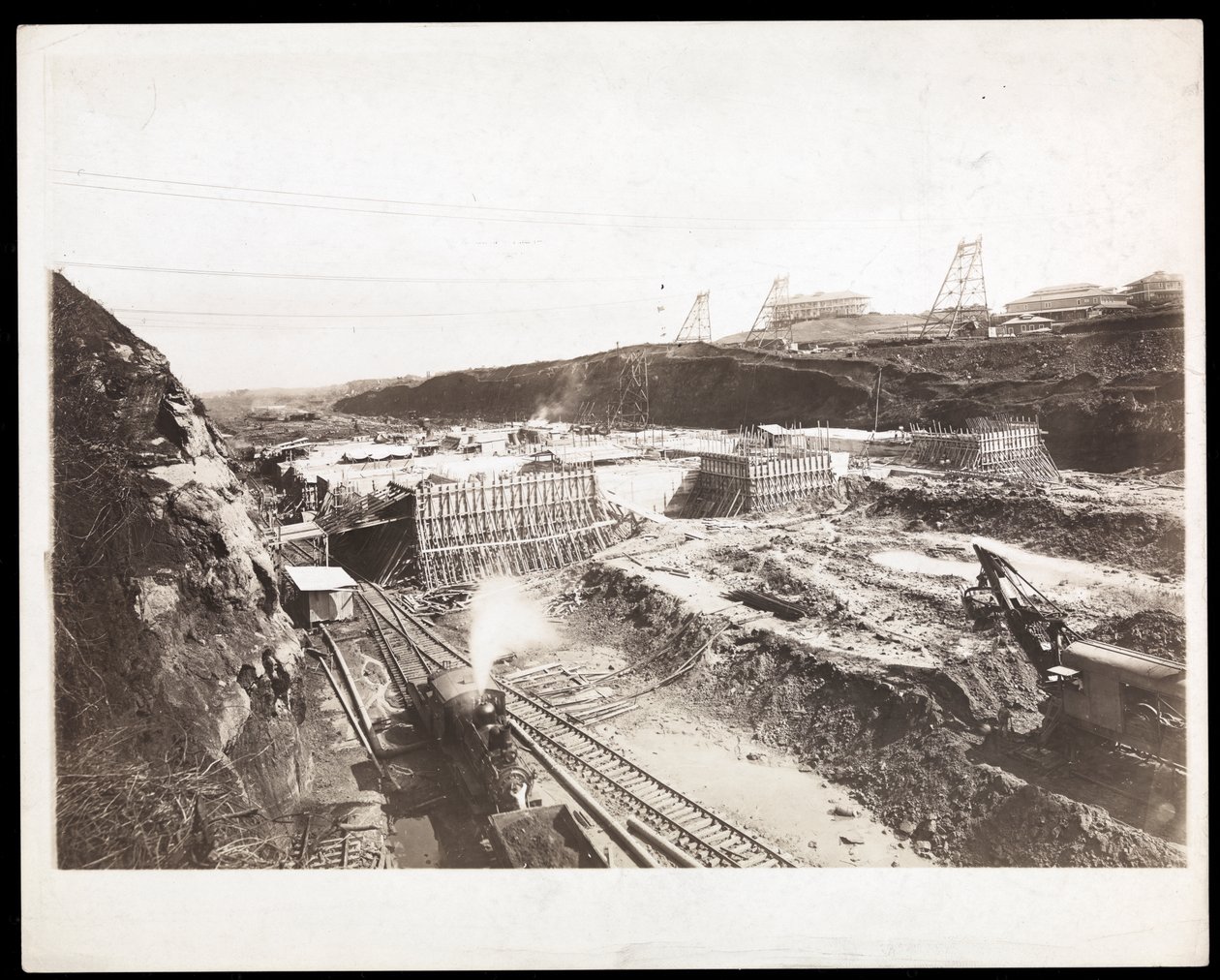 Vista de la construcción del Canal de Panamá con formas de concreto, trenes, máquinas excavadoras y excavaciones visibles, 1912 o 1913 de Byron Company