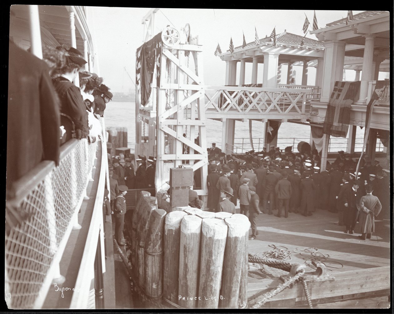 Vista de multitudes en el C.W. Morse y en el muelle de la calle 42 en el río Hudson durante la visita del Príncipe Luis de Battenberg, 1905 (impresión de gelatina de plata) de Byron Company
