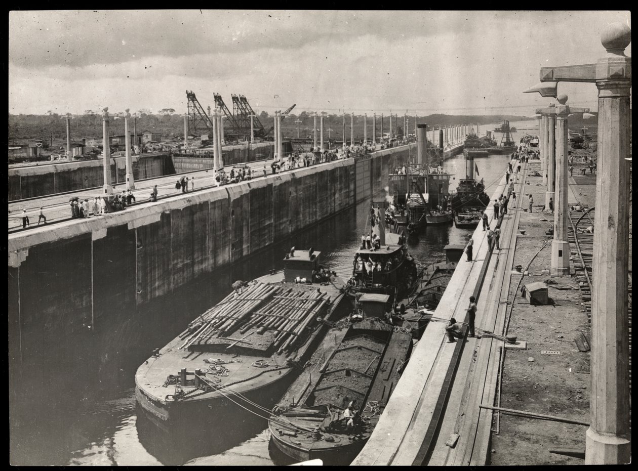 Vista de dragas y barcos en una esclusa del Canal de Panamá durante la construcción, 1912 o 1913 de Byron Company
