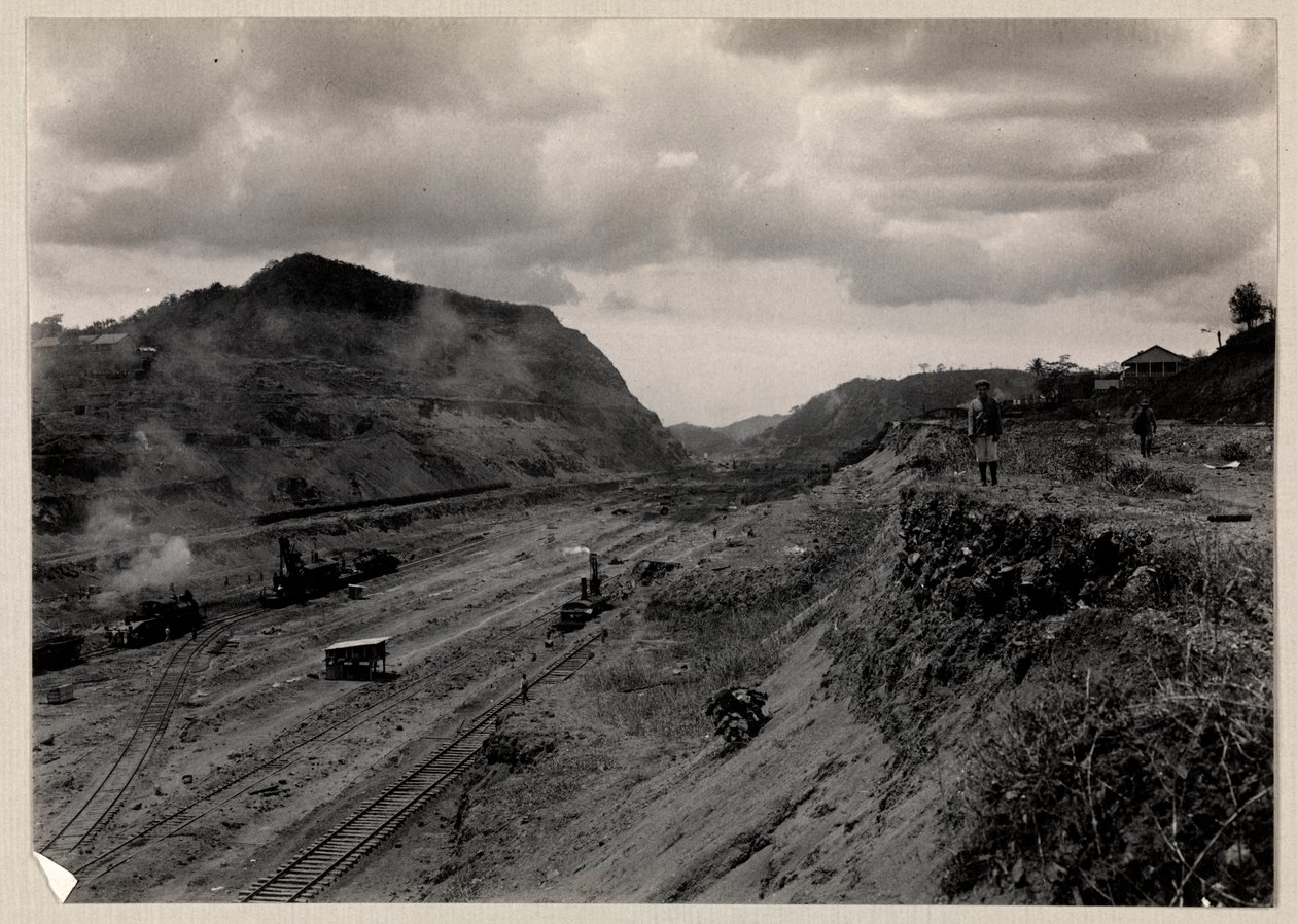 Vista del equipo y las vías del ferrocarril en el Canal de Panamá durante su construcción, 1912 o 1913 de Byron Company