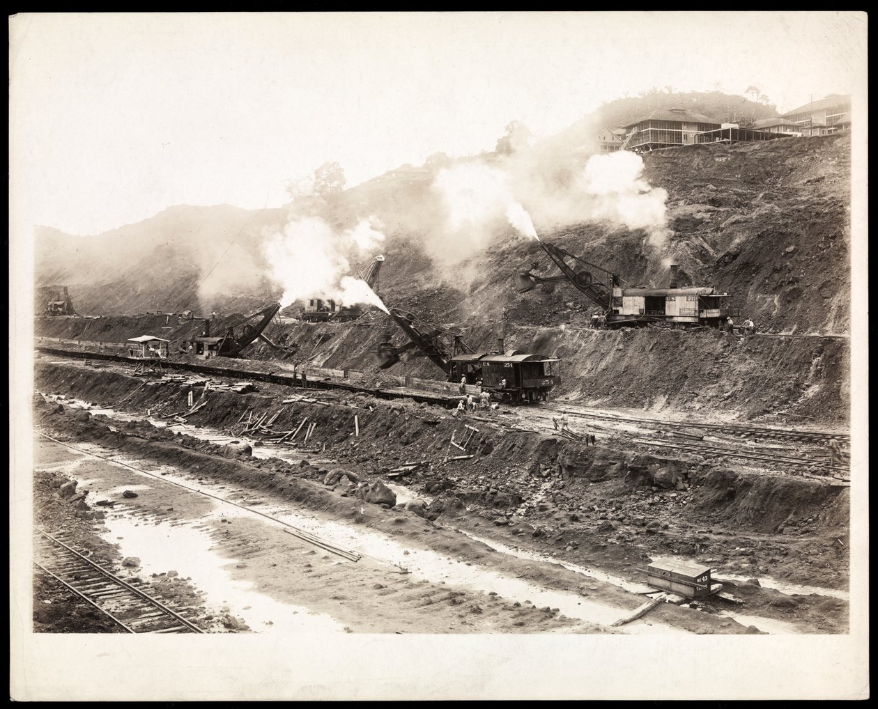 Vista de grandes máquinas excavadoras trabajando en la construcción del Canal de Panamá, 1912 o 1913 de Byron Company