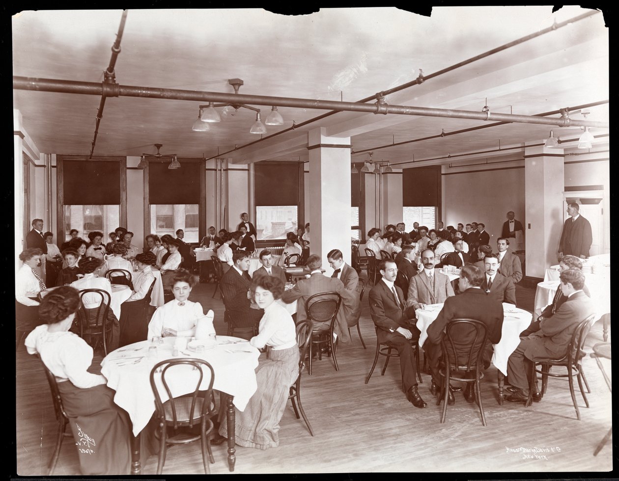 Vista de hombres y mujeres cenando en una cafetería en Parke, Davis y Co., químicos, Hudson y Vestry Streets, Nueva York, 1910 de Byron Company