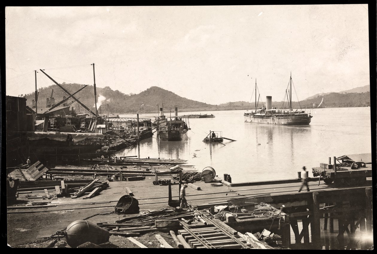 Vista del muelle y barco en el puerto de Balboa, Panamá, la entrada del Pacífico al canal, 1912 o 1913 de Byron Company