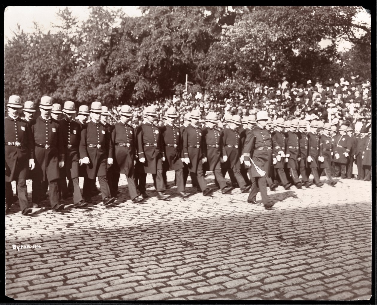 Vista de la policía marchando en un desfile de la policía de la ciudad de Nueva York, Nueva York, 1898 de Byron Company