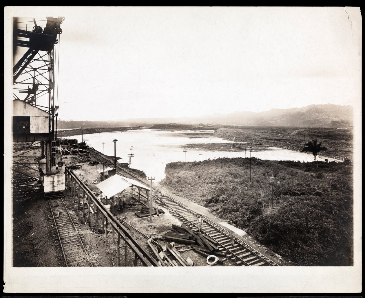 Vista de las vías del tren y maquinaria en la construcción del Canal de Panamá, 1912 o 1913 de Byron Company