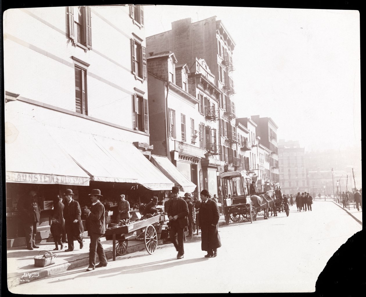 Vista de vendedores ambulantes vendiendo frutas, Nueva York, 1898 de Byron Company