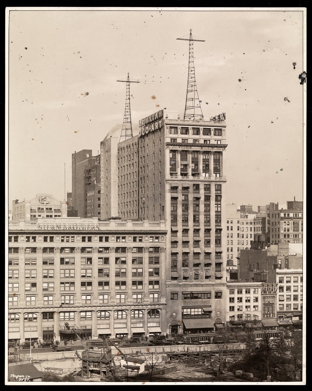 Vista del Edificio Eólico sobre Bryant Park, 29 West 42nd Street, Nueva York, 1924 de Byron Company