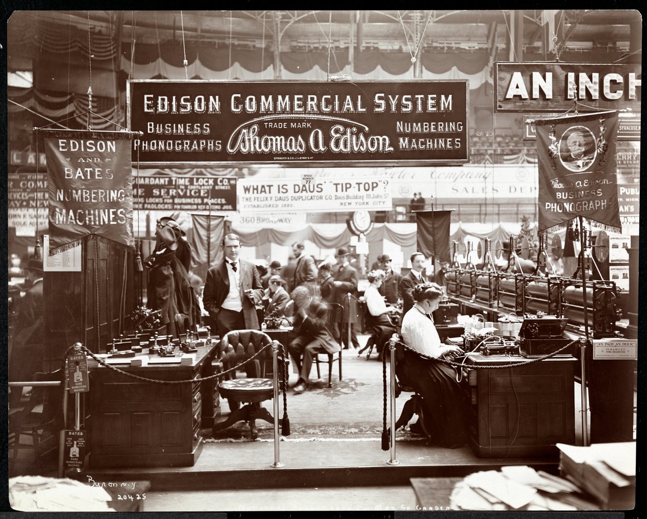 Vista del stand de equipos de oficina de Edison Co. en una feria comercial en Madison Square Garden, Nueva York, 1906 de Byron Company