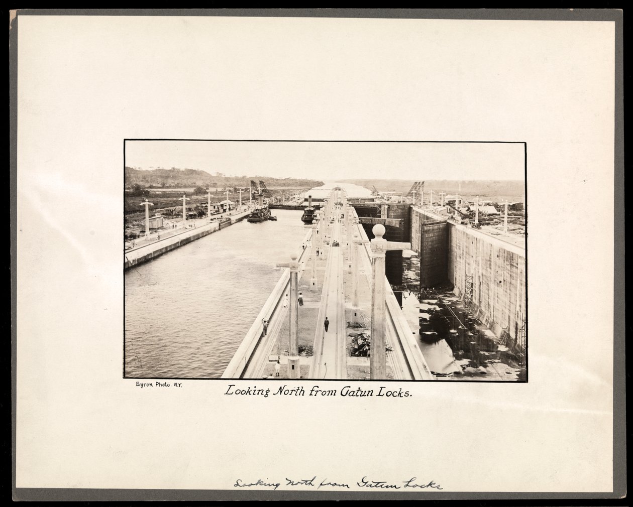 Vista de las esclusas de Gatún del Canal de Panamá, durante la construcción, 1912 o 1913 de Byron Company