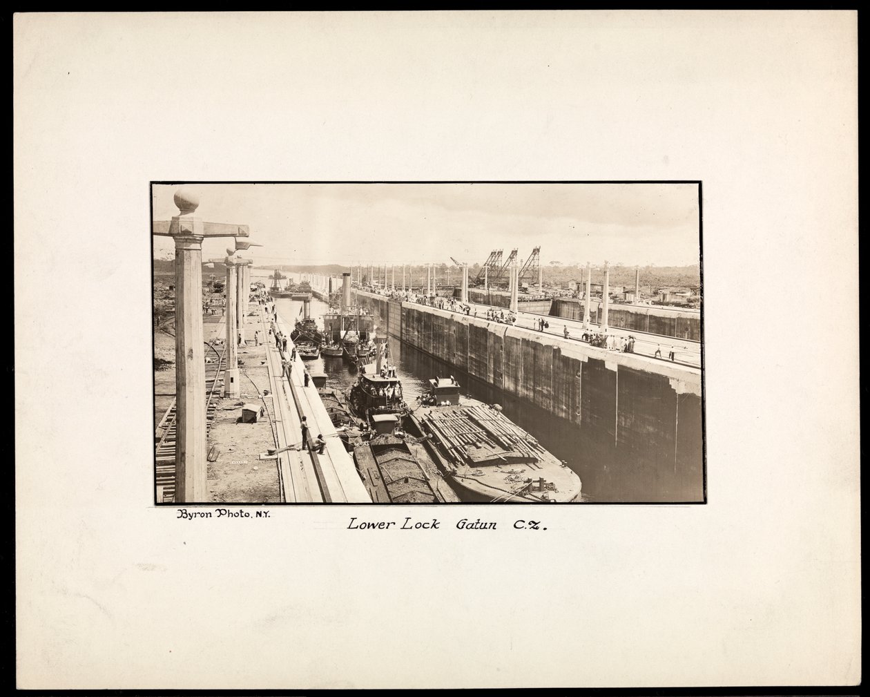 Vista de las esclusas de Gatún en el Canal de Panamá, durante la construcción, 1912 o 1913 de Byron Company