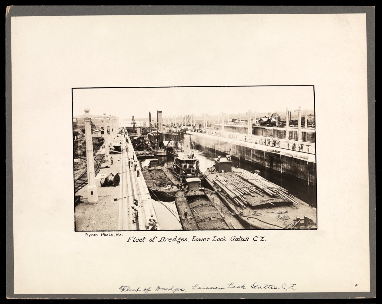 Vista de las Esclusas de Gatun en el Canal de Panamá, durante la construcción, 1912 o 1913 de Byron Company