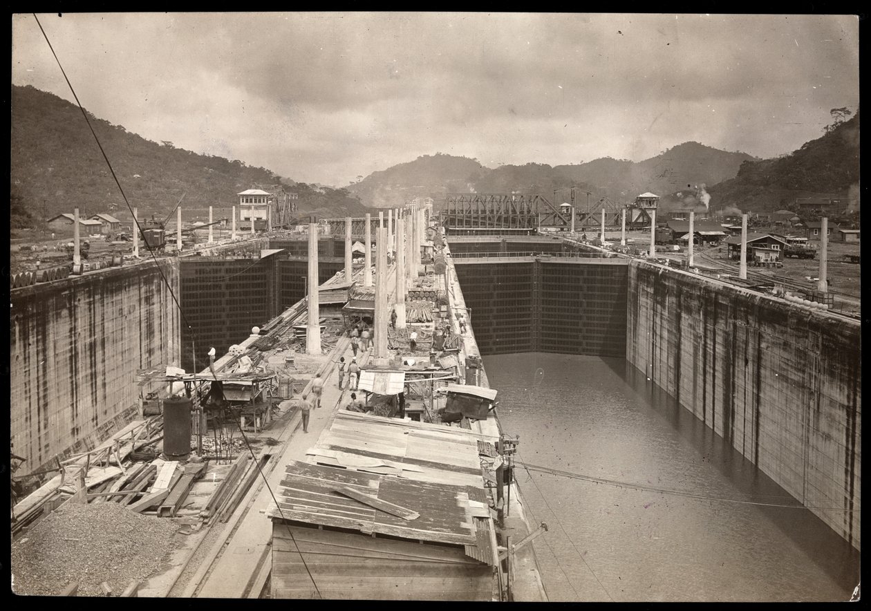 Vista de las esclusas de Pedro Miguel durante la construcción del Canal de Panamá, 1912 o 1913 de Byron Company