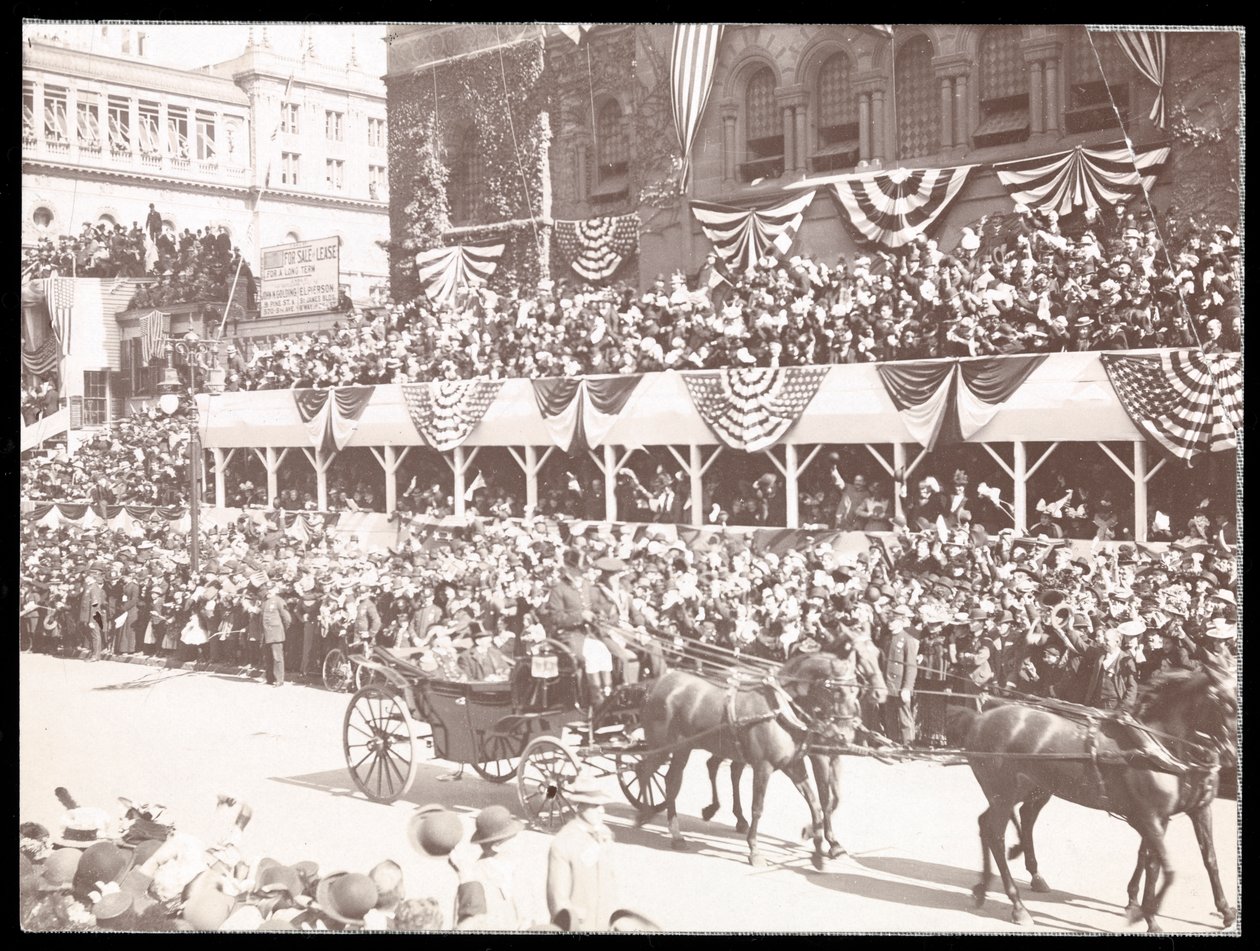 Vista de la multitud y un carruaje tirado por caballos en el desfile de Dewey en la Quinta Avenida, Nueva York, 1899 de Byron Company
