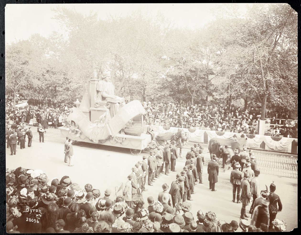 Vista de la multitud y un carro tirado por caballos en el desfile de la Celebración de Hudson Fulton, Nueva York, septiembre de 1909 de Byron Company
