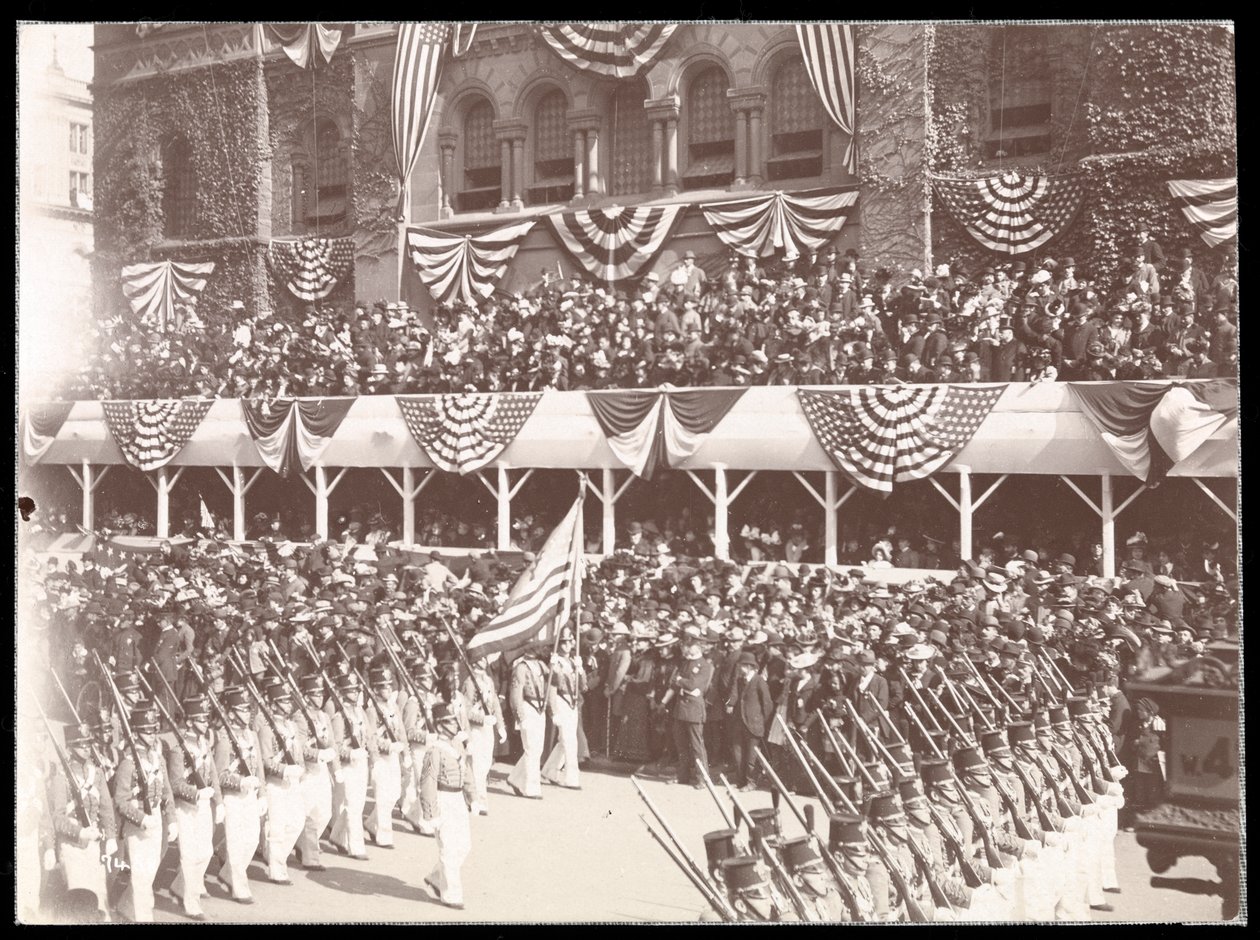 Vista de la multitud y un grupo militar marchando en el desfile de Dewey en la Quinta Avenida, Nueva York, 1899 de Byron Company
