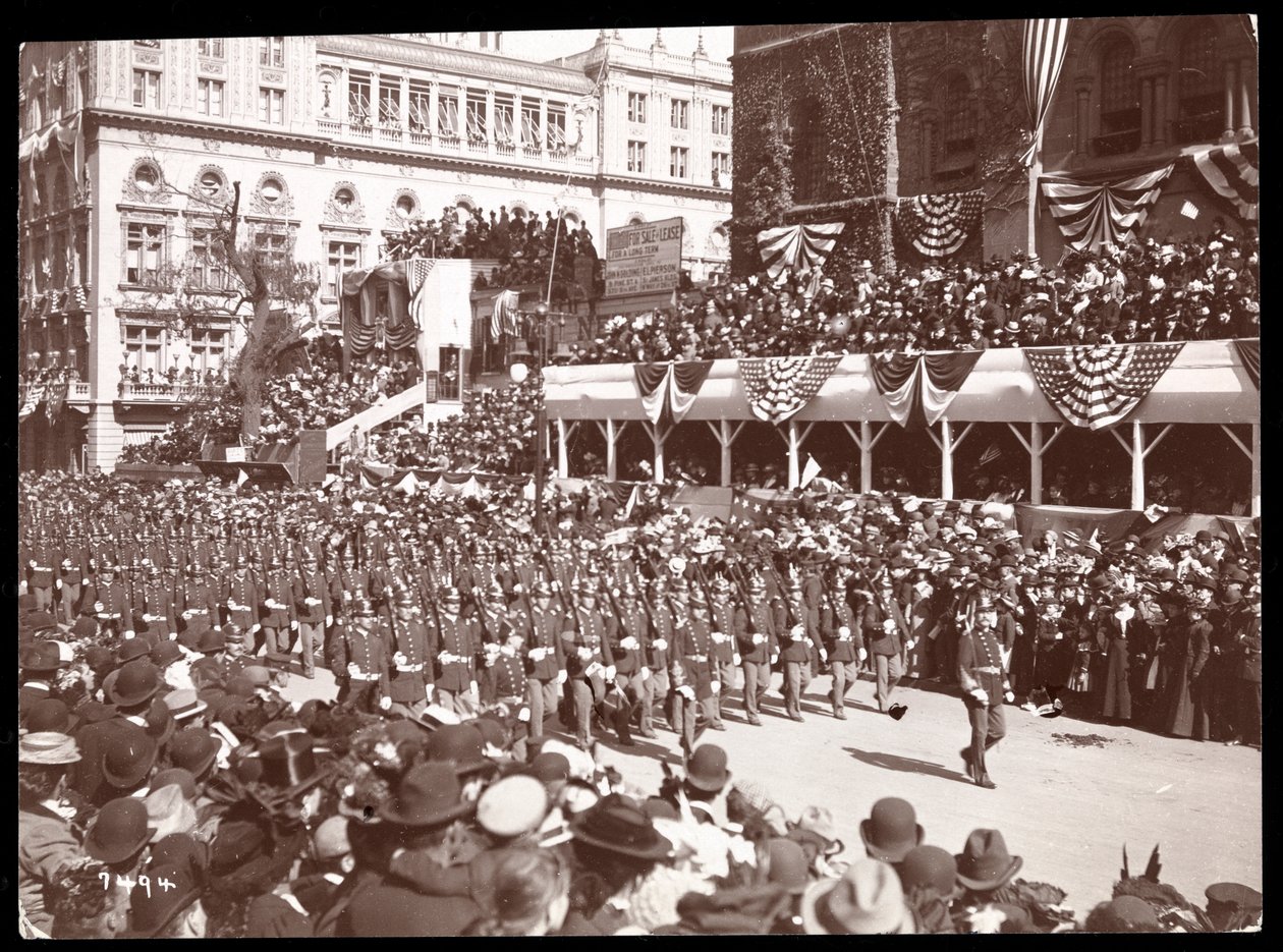 Vista de la multitud y un grupo militar marchando en el Desfile de Dewey en la Quinta Avenida, Nueva York, 1899 de Byron Company