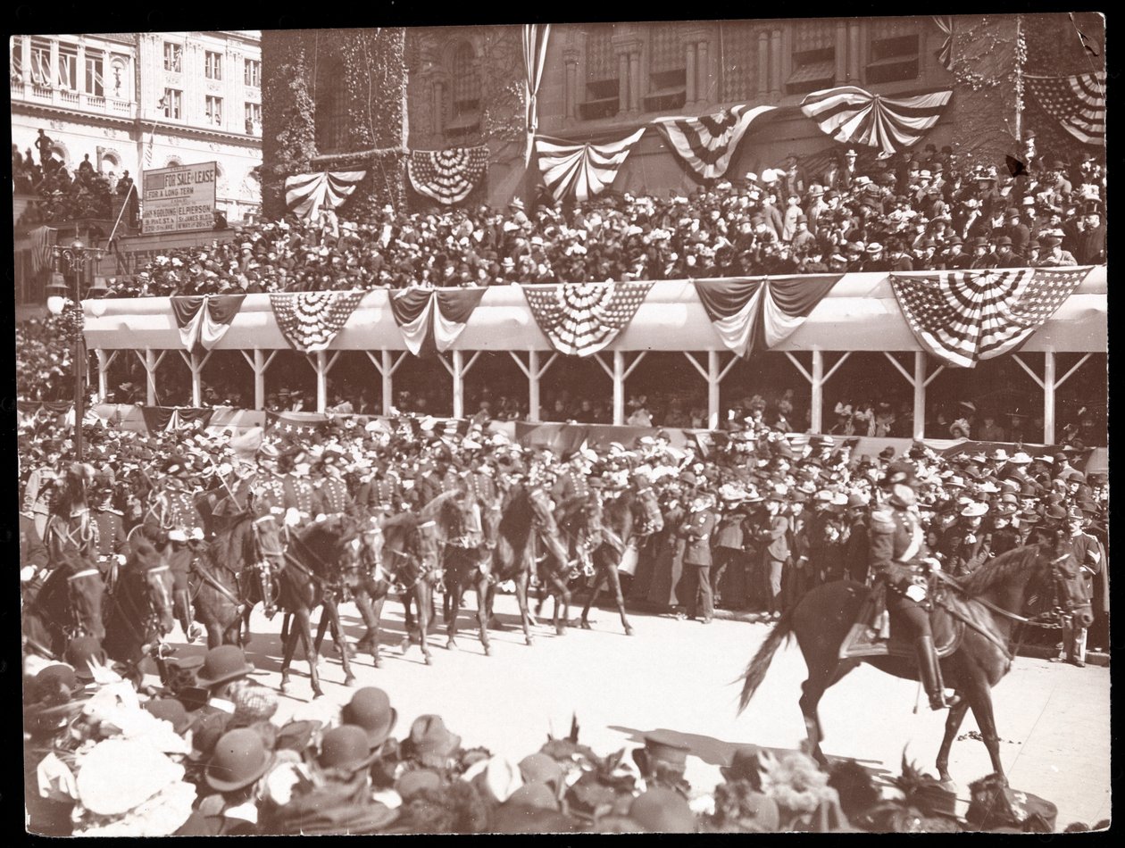 Vista de la multitud y un grupo militar montado en el desfile de Dewey en la Quinta Avenida, Nueva York, 1899 de Byron Company