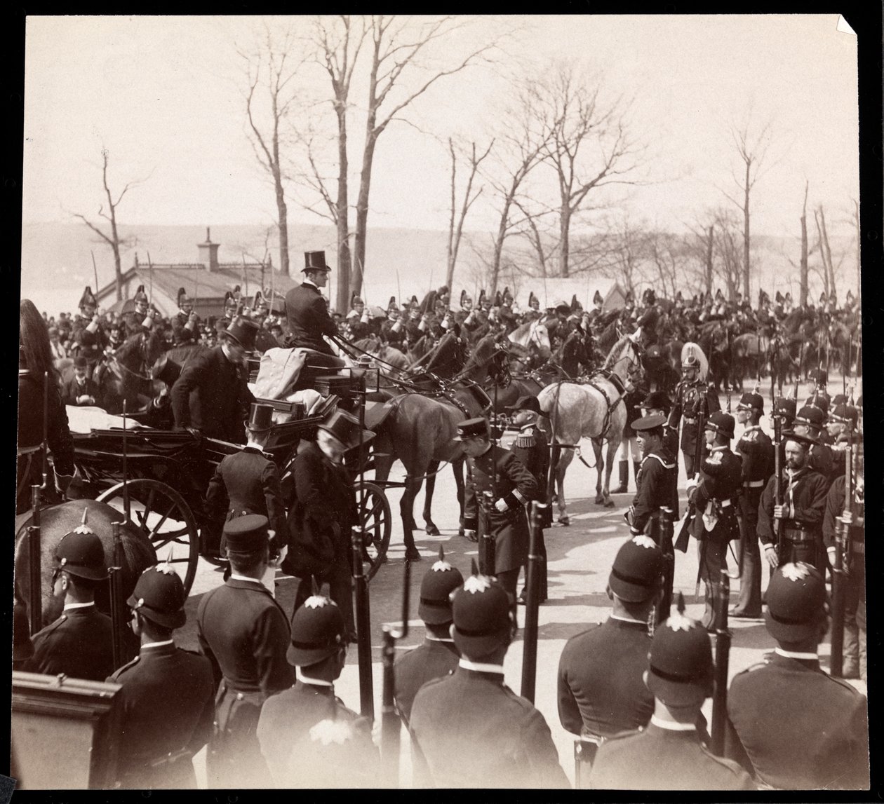 Vista de la multitud y militares rodeando un carruaje con el presidente Harrison en la tumba de Grant, Nueva York, 1898 de Byron Company