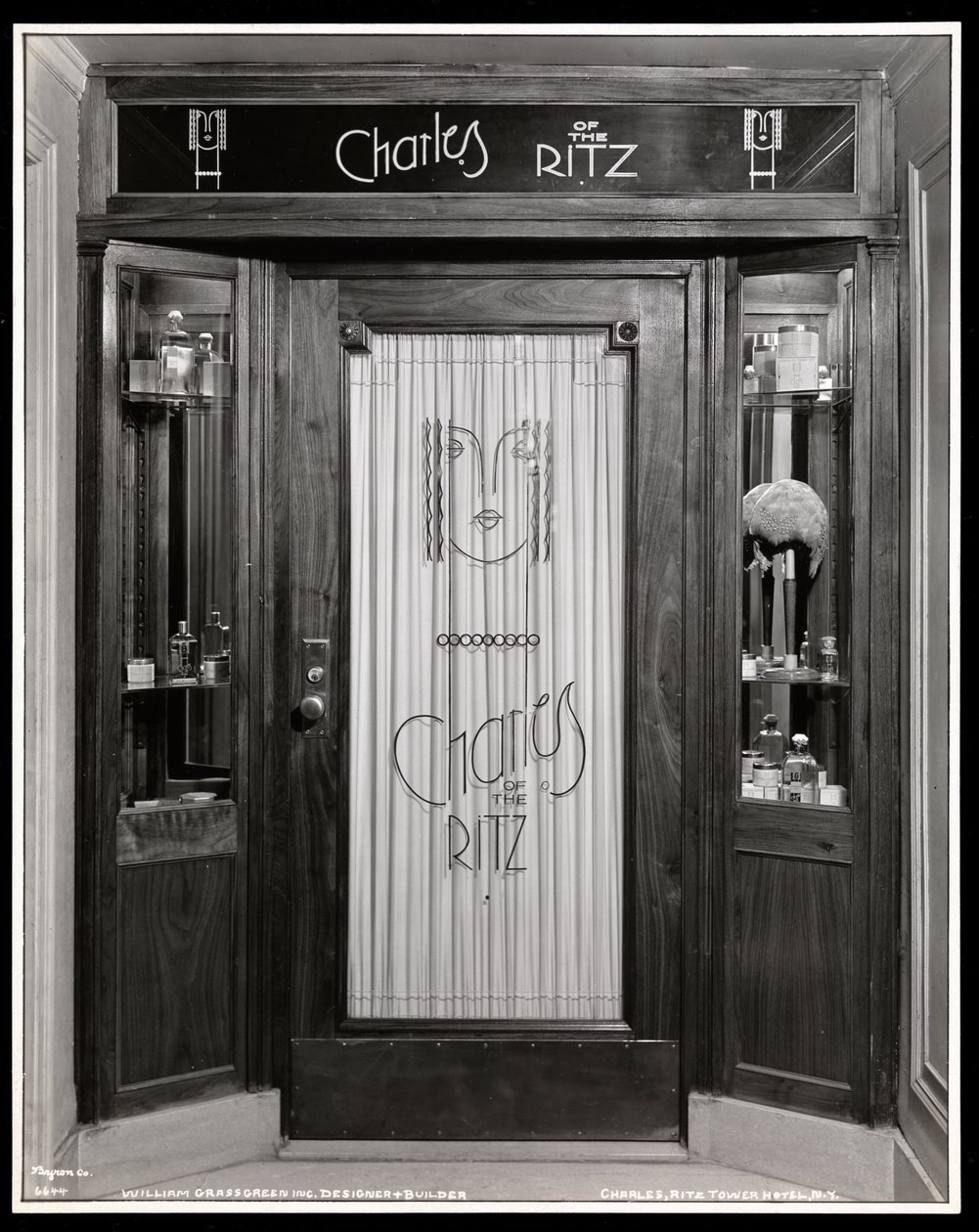 Vista de la entrada al salón de belleza Charles of the Ritz en el Ritz Tower Hotel, Park Avenue y 57th Street, Nueva York, 1932 de Byron Company