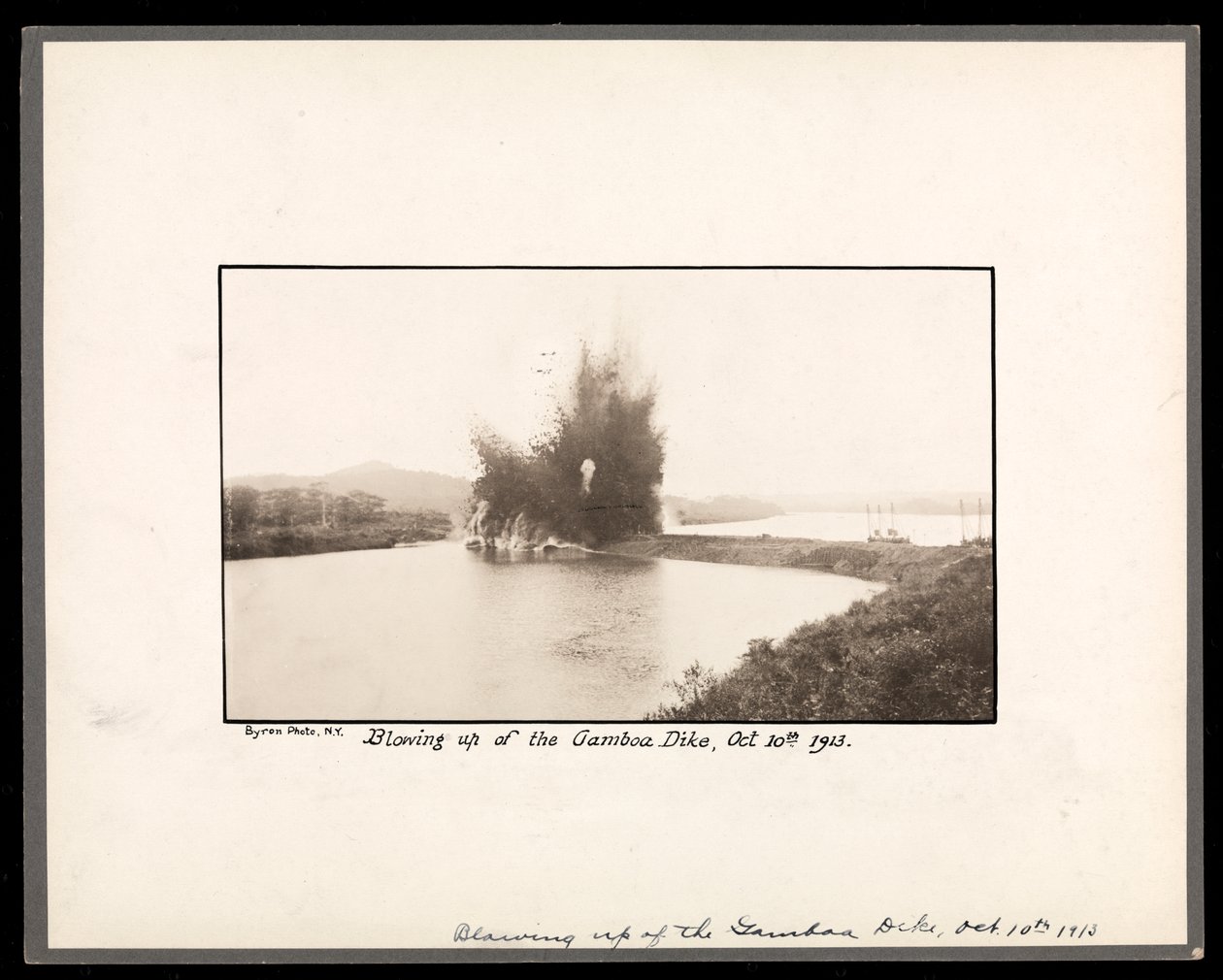 Vista de la explosión en la voladura del Dique de Gamboa, durante la construcción del Canal de Panamá, 10 de octubre de 1913 de Byron Company