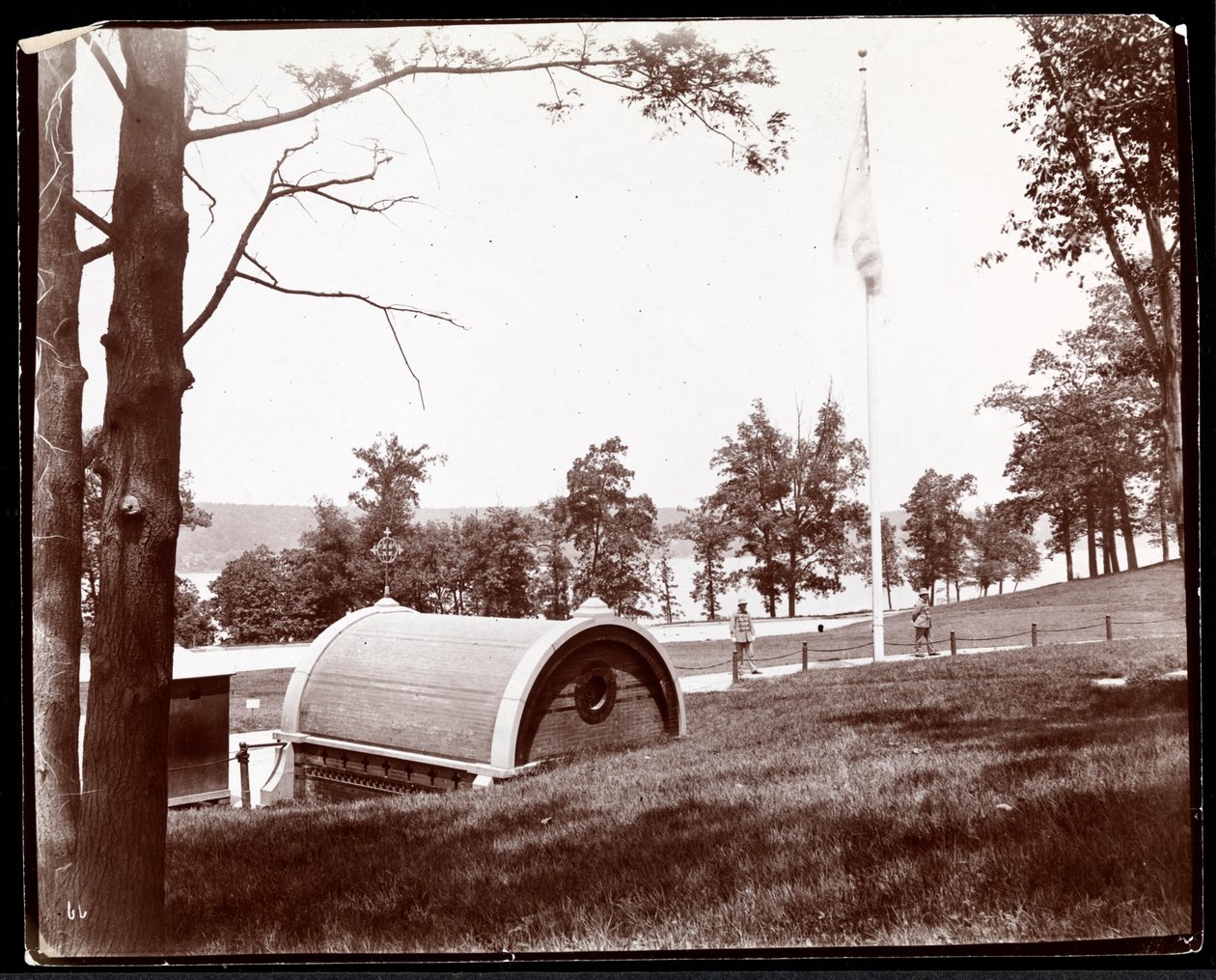 Vista de la tumba original de Grant en Riverside Park, mirando hacia el río Hudson, Nueva York, c.1893 de Byron Company