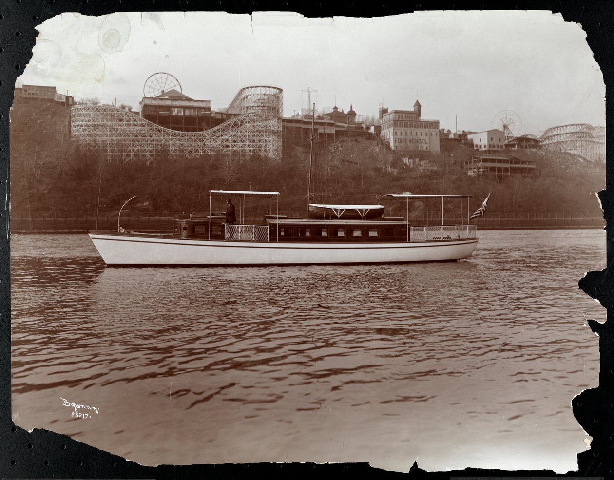 Vista del yate Mousquetaire de la Compañía de Yates, Lanzamiento y Motor de Nueva York en el río Harlem, Nueva York, 1905 de Byron Company