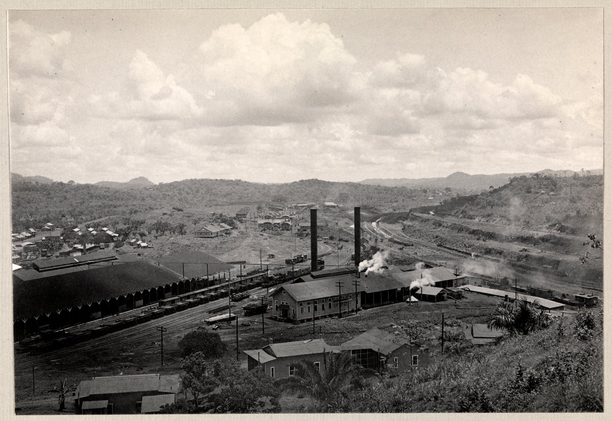 Vista del patio de trenes y edificios industriales cerca de la construcción del Canal de Panamá de Byron Company