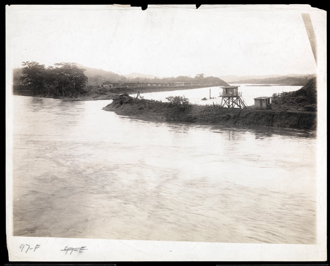 Vista del canal durante la construcción del Canal de Panamá con viviendas prefabricadas para trabajadores al fondo, 1912 o 1913 de Byron Company