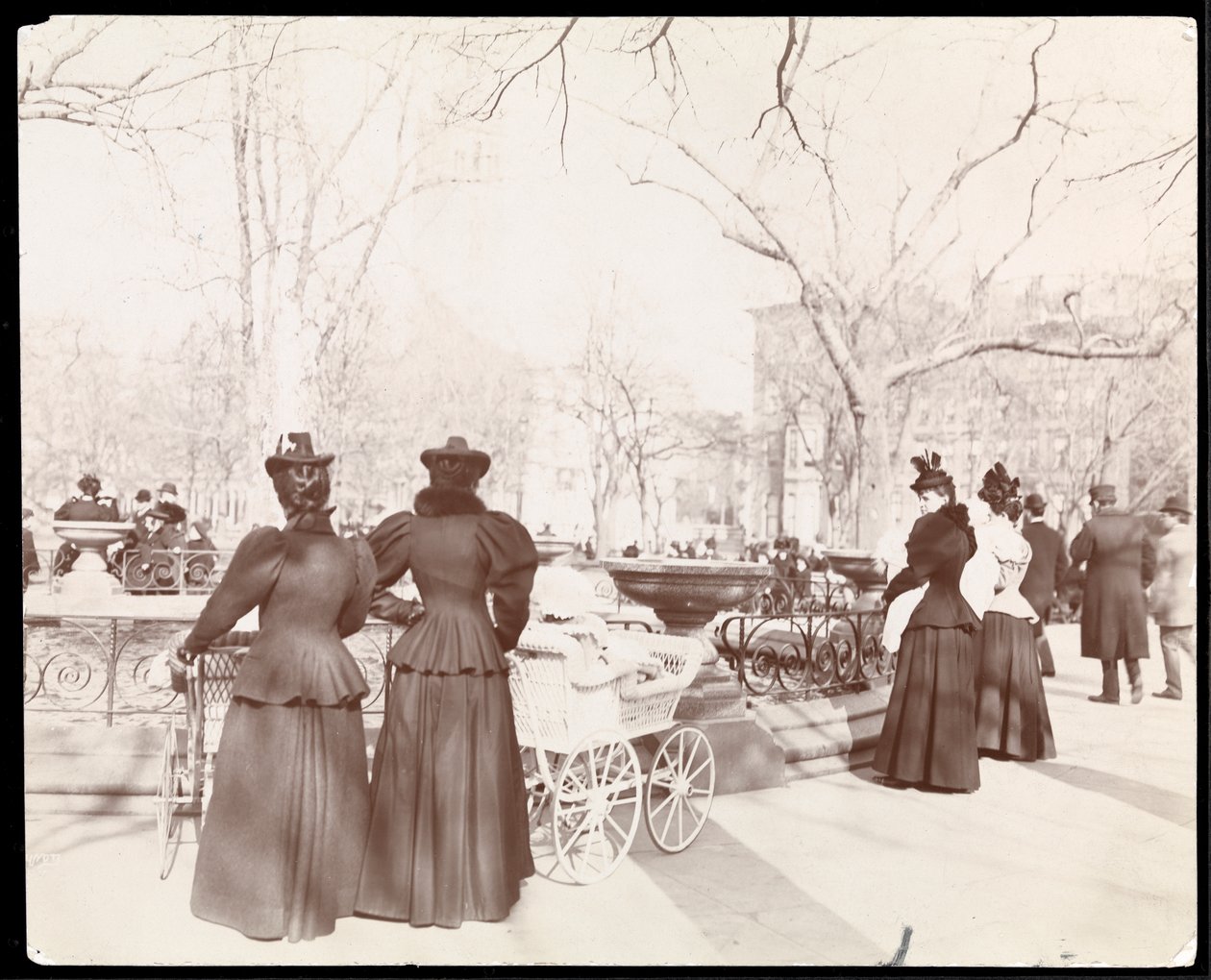 Vista de mujeres con cochecitos de bebé en una fuente en Madison Square Park, Nueva York, c.1905 de Byron Company