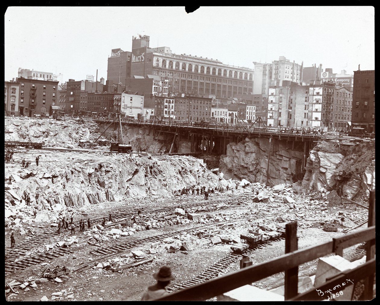 Vista de trabajadores en la enorme excavación para la estación de Pensilvania, Nueva York, 1906 de Byron Company