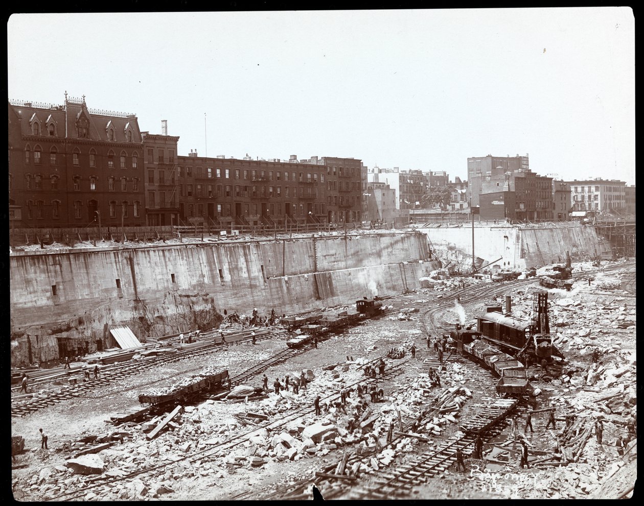 Vista de los trabajadores en la enorme excavación para la Estación de Pensilvania, Nueva York, 1904 de Byron Company