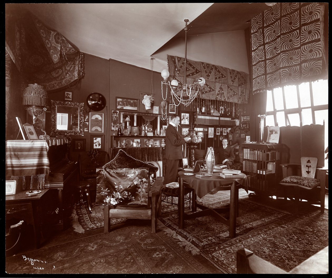 Will R. Barnes en su estudio, 1903 de Byron Company