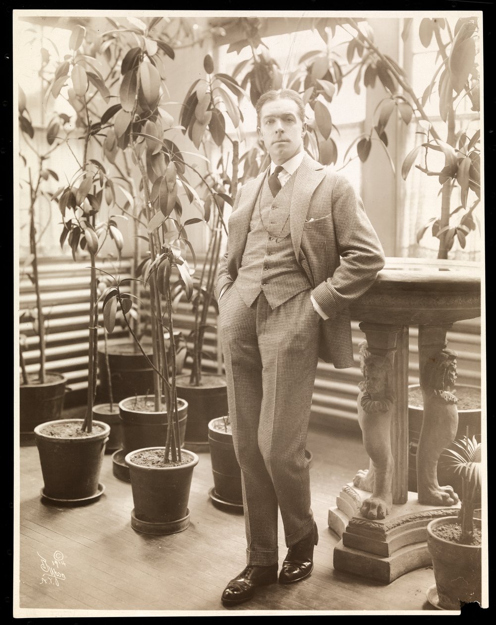 William Faversham en su invernadero, c.1914 de Byron Company
