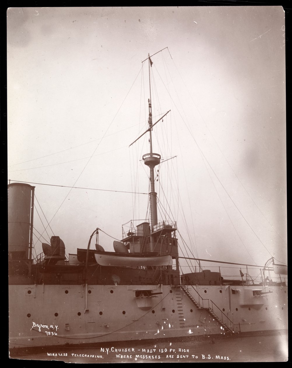 Telegrafía inalámbrica: El mástil de 150 pies desde el cual se envió la señal inalámbrica de Marconi a Boston, Massachusetts, 1899-1900 de Byron Company