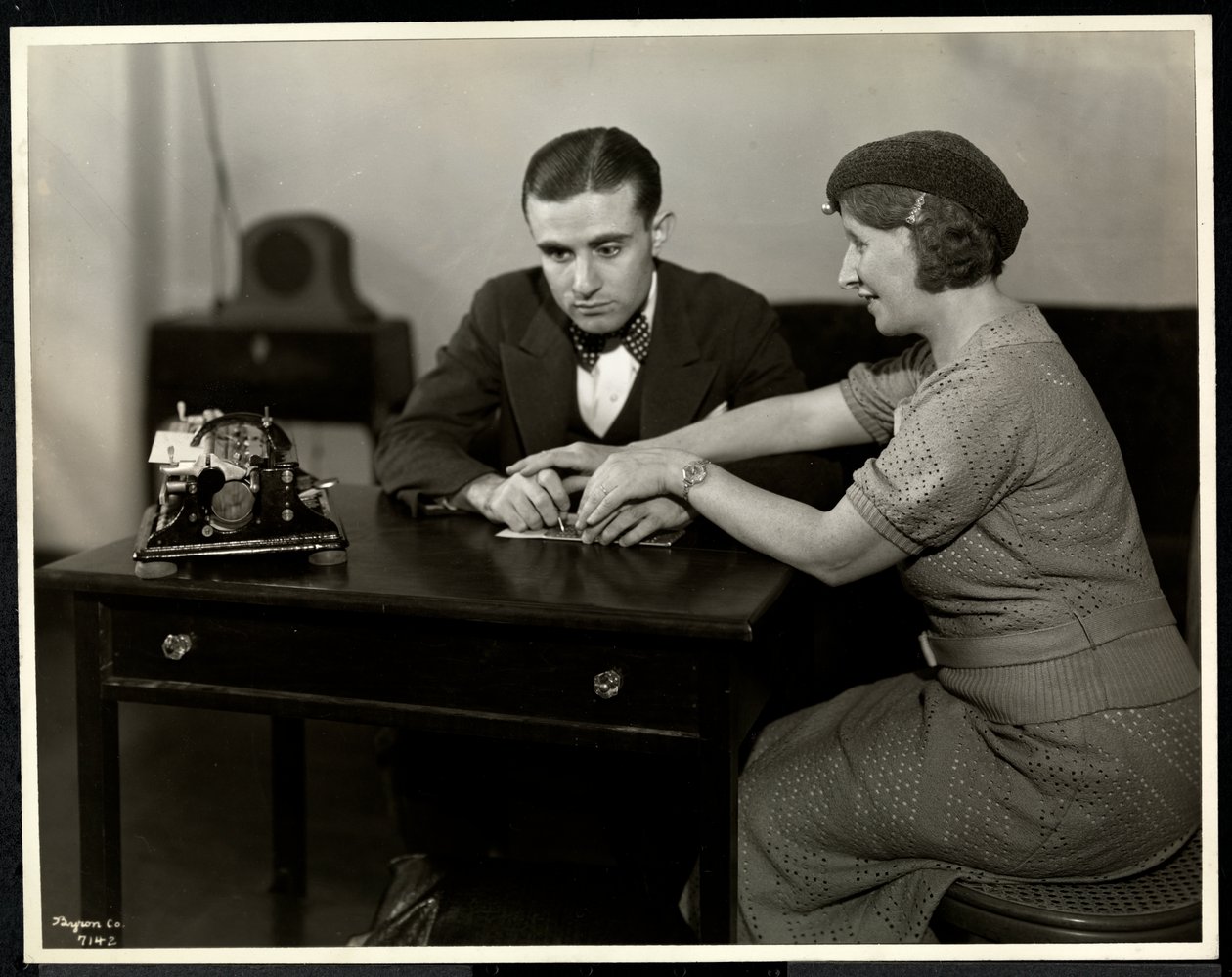 Mujer enseñando a un hombre ciego a leer braille en la Asociación para Ciegos de Nueva York, 111 East 59th Street, Nueva York, 1935 de Byron Company