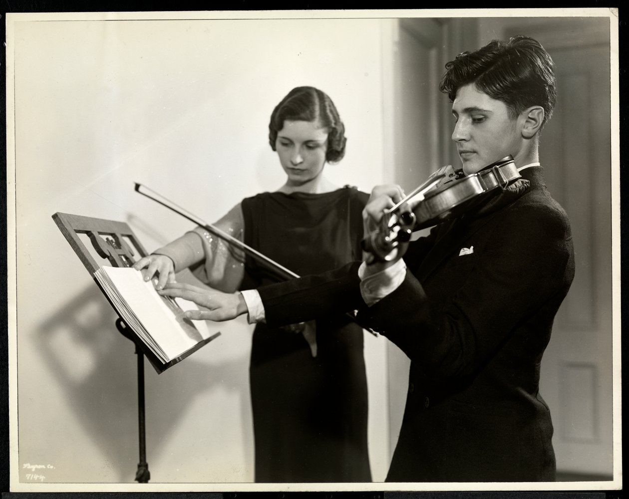 Mujer enseñando a un joven ciego a tocar el violín en la Asociación para Ciegos de Nueva York, 111 East 59th Street, Nueva York, 1936 de Byron Company