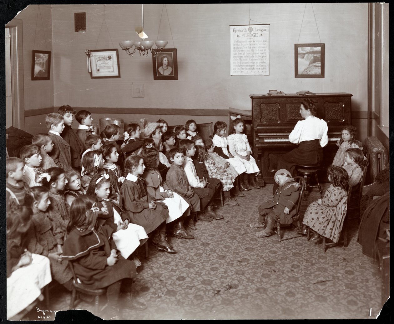 Mujeres y niños en una habitación con flores en el National Fruit and Flower Guild, 247 Spring Street, Nueva York, 1906 de Byron Company