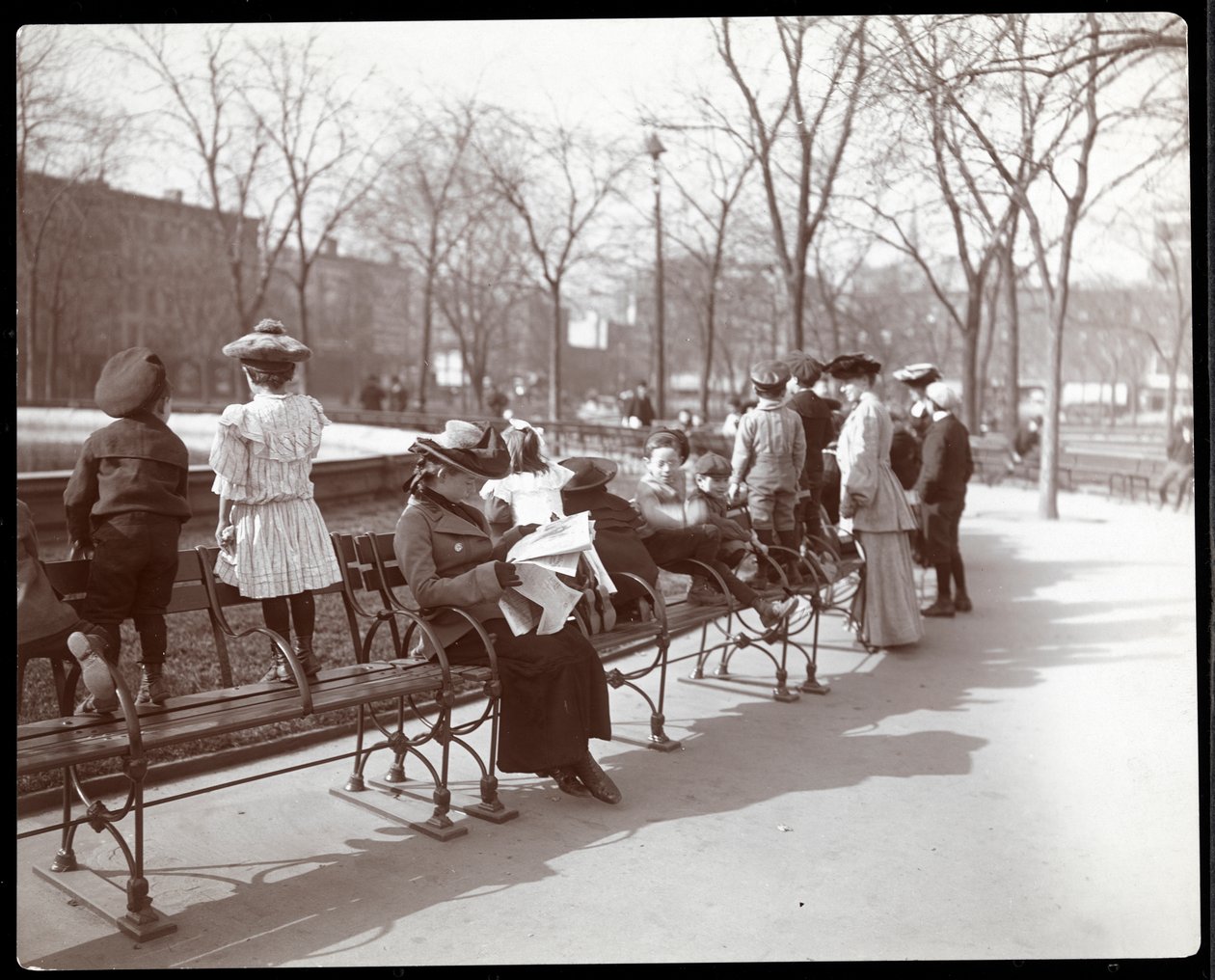 Mujeres y niños en bancos del parque en Union Square, Nueva York, 1903 de Byron Company