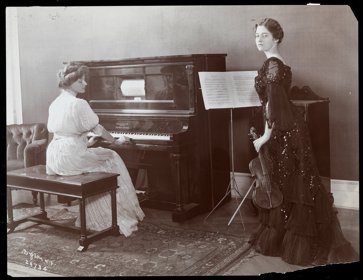 Mujeres tocando un piano mecánico y un violín, Nueva York, 1907 de Byron Company