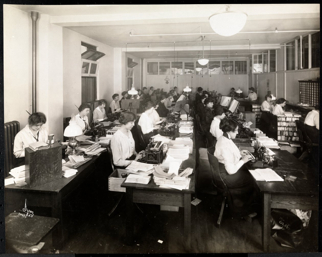 Mujeres mecanografiando en una oficina de Mantle Co. de América, Nueva York de Byron Company