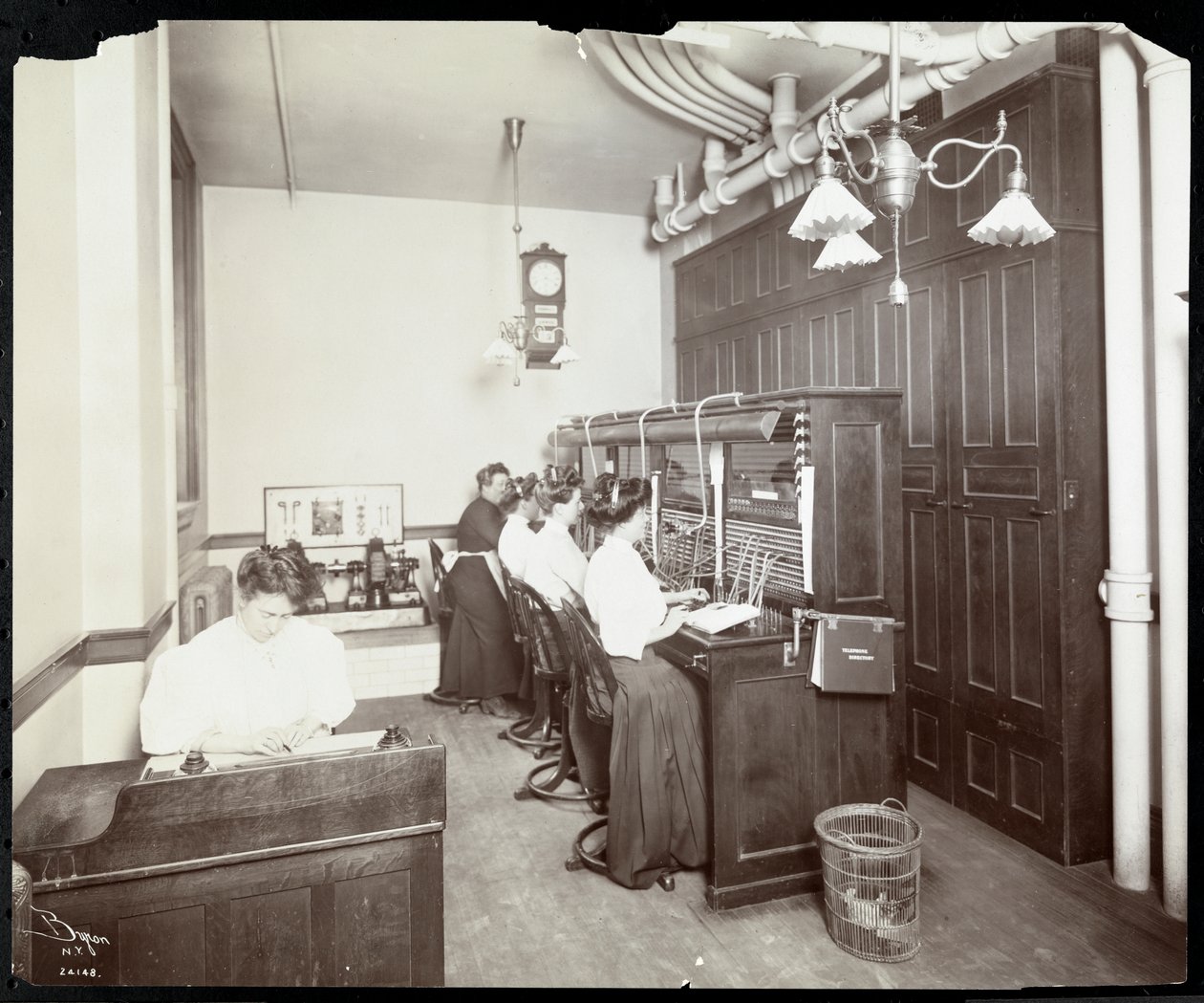 Mujeres trabajando en la centralita de la Metropolitan Life Insurance Co. en la calle 23 y la avenida Madison, Nueva York, 1907 de Byron Company