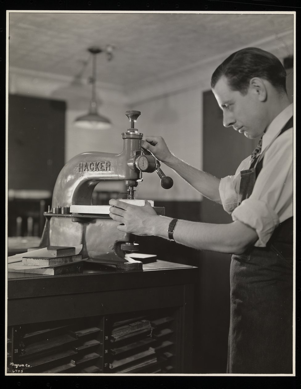 Trabajando en tipografía en Unz und Co., 24 Beaver Street, Nueva York, 1932 de Byron Company