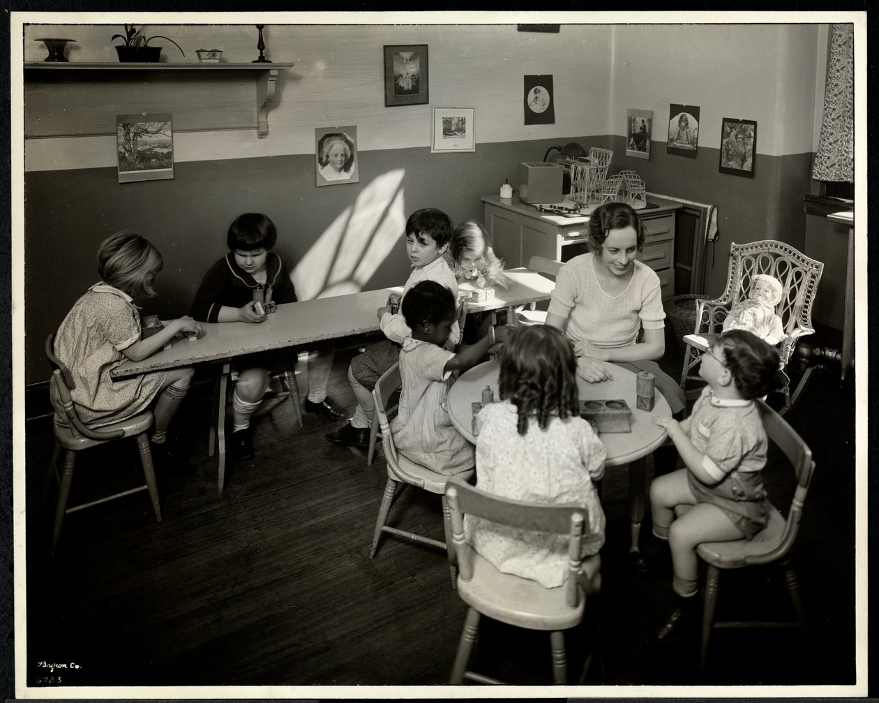 Niños ciegos y con discapacidad visual con una maestra en la guardería de la Asociación para Ciegos de Nueva York, 111 East 59th Street, Nueva York, 1933 de Byron Company