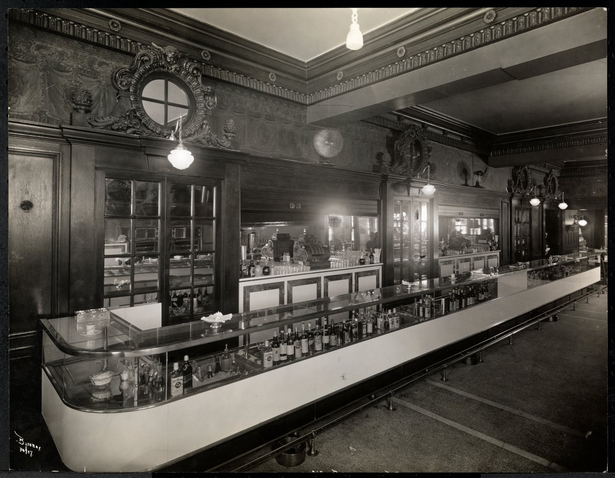 Un bar en el Hotel Robert Treat, Newark, Nueva Jersey, 1916 de Byron Company