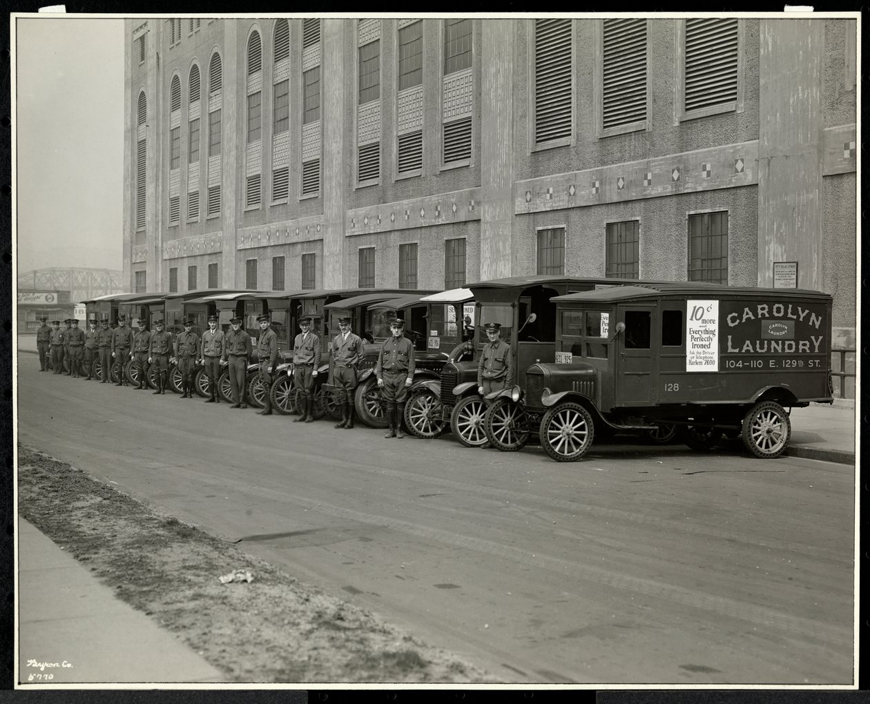 Una fila de camiones de reparto estacionados fuera de la Lavandería Carolyn en 111 East 128th Street, East Harlem, Nueva York, 1929 de Byron Company