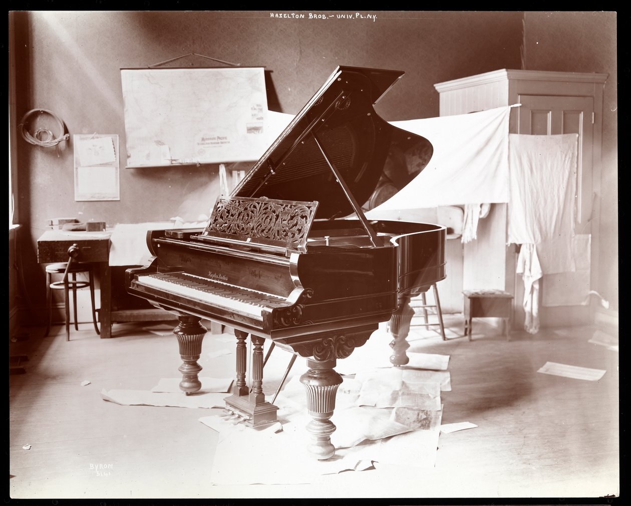 Un piano de Hazelton Brothers Piano Co. en University Place, Nueva York, 1898 de Byron Company