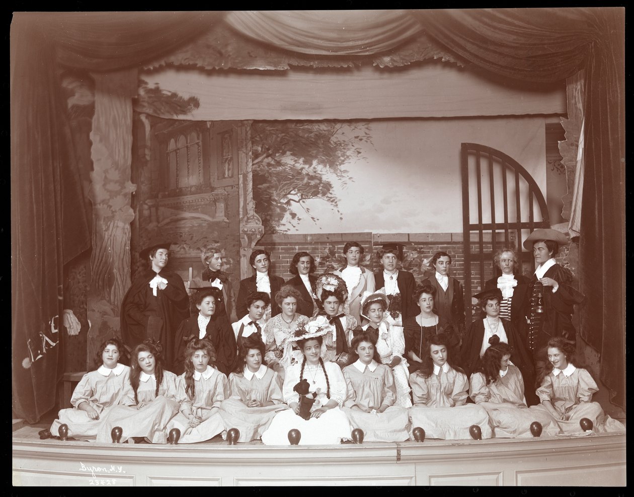 Una escena de una producción amateur de una obra titulada Angelina, La Heredera Huérfana presentada en Barnard College, Nueva York de Byron Company