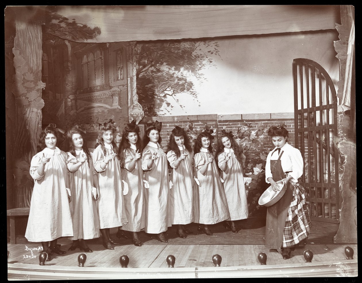 Una escena de una producción amateur de una obra titulada Angelina, La Heredera Huérfana presentada en Barnard College, Nueva York de Byron Company