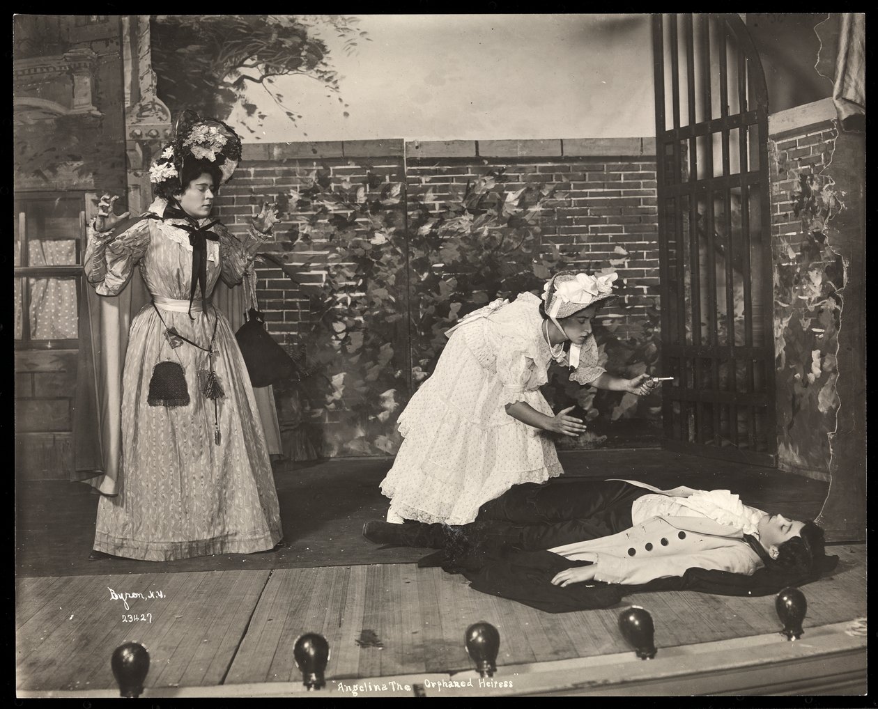Una escena de una producción amateur de una obra titulada Angelina, La Heredera Huérfana presentada en Barnard College, Nueva York de Byron Company