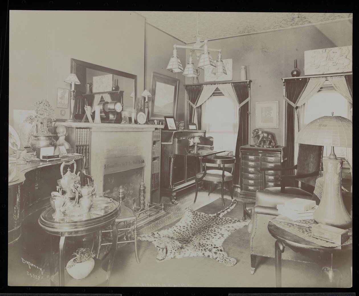 Una sala de estar en la casa del dramaturgo Henry Martyn Blossom, en 23 East 30th Street, Nueva York, 1908 de Byron Company
